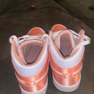 Selling because ordered a size small, don’t fit so only tried on.